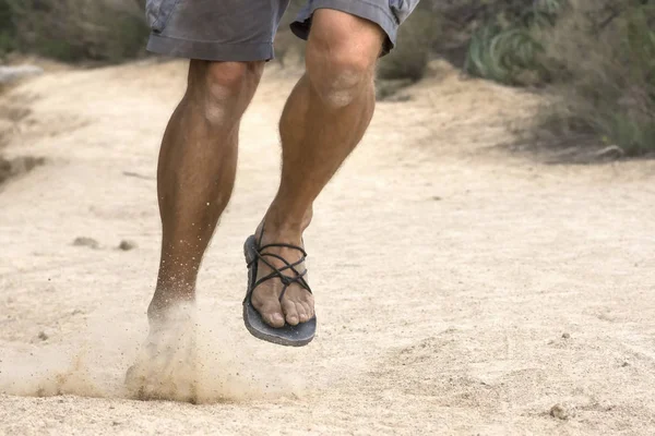 Löper amok i primitiva sandaler — Stockfoto