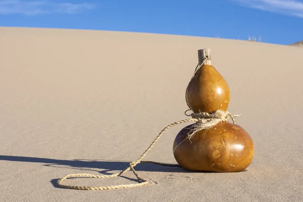 Traditioneller Kalebassen Flaschenkürbis Mit Handgemachtem Seil Und Holzkork Wüstensanddünen Sonnigen — Stockfoto