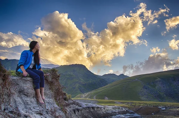 山の風景、夕暮れの女 — ストック写真