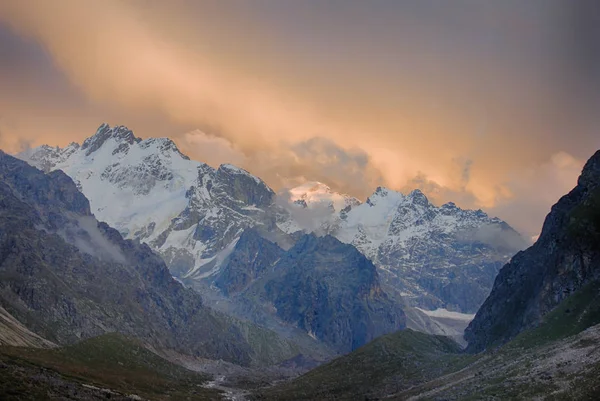 Colorfull Západu Slunce Obloha Mraky Hory Vysokém Údolí Obrovské Ledové — Stock fotografie