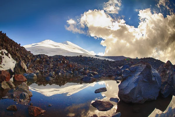 Lago de Montaña de agua clara con reflejos — Foto de Stock