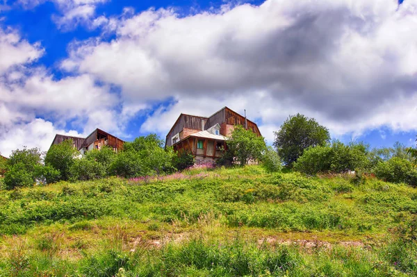 Village dans le paysage des montagnes — Photo