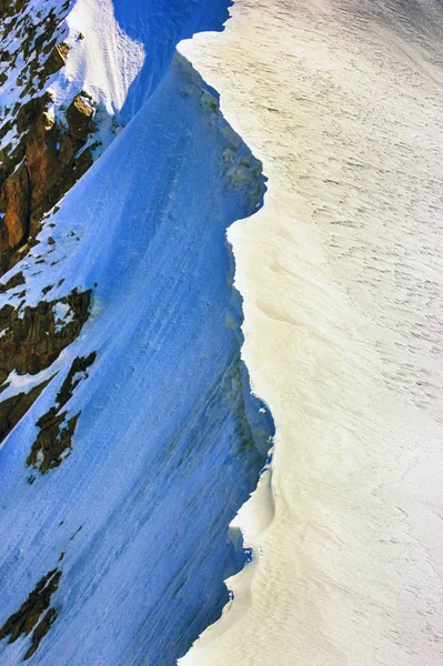Crinale di montagna ghiacciato. Primo piano. Giornata di sole . — Foto Stock