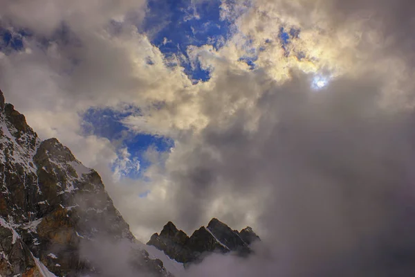 Sole e nuvole colorate alte in montagna — Foto Stock