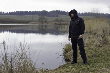 Göl kenarında bir mola sırasında karizmatik adam