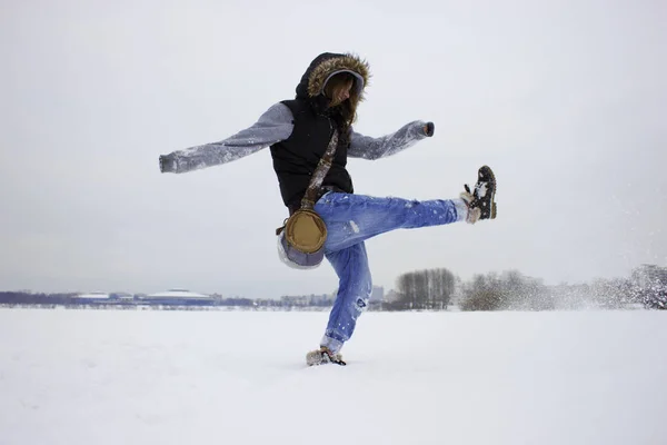 Bastante risueño chica jugando con copos de nieve en amplio campo de nieve —  Fotos de Stock