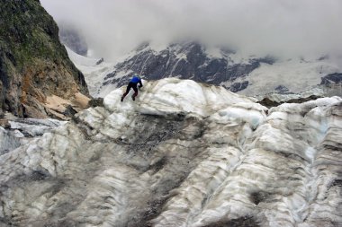 Dağcı buzul tırmanıyor.
