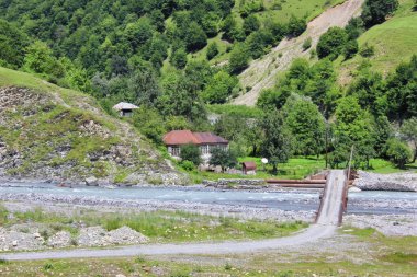 Bir nehir ve köy ile dağ Vadisi.