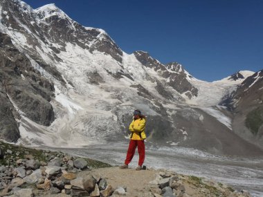 Bir gezgin parlak elbise standları karşısında büyük buz Dağları