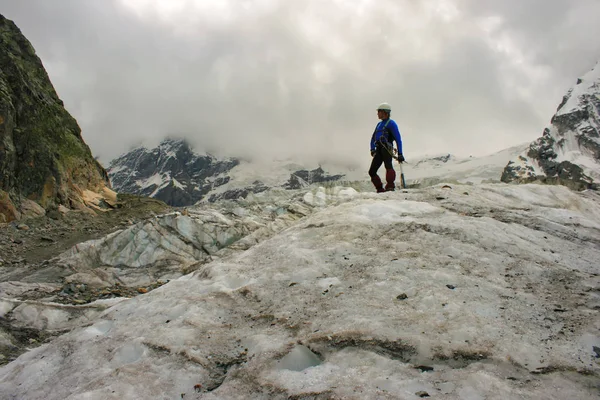 ピッケルで登山は氷河の上に立っています。 — ストック写真