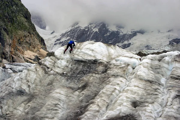 Dağcı buzul tırmanıyor.