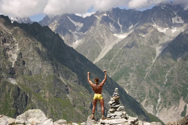 スポーツの体、登山者の運動男 — ストック写真