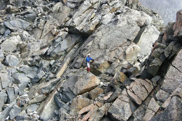 Альпинист во время восхождения . — стоковое фото
