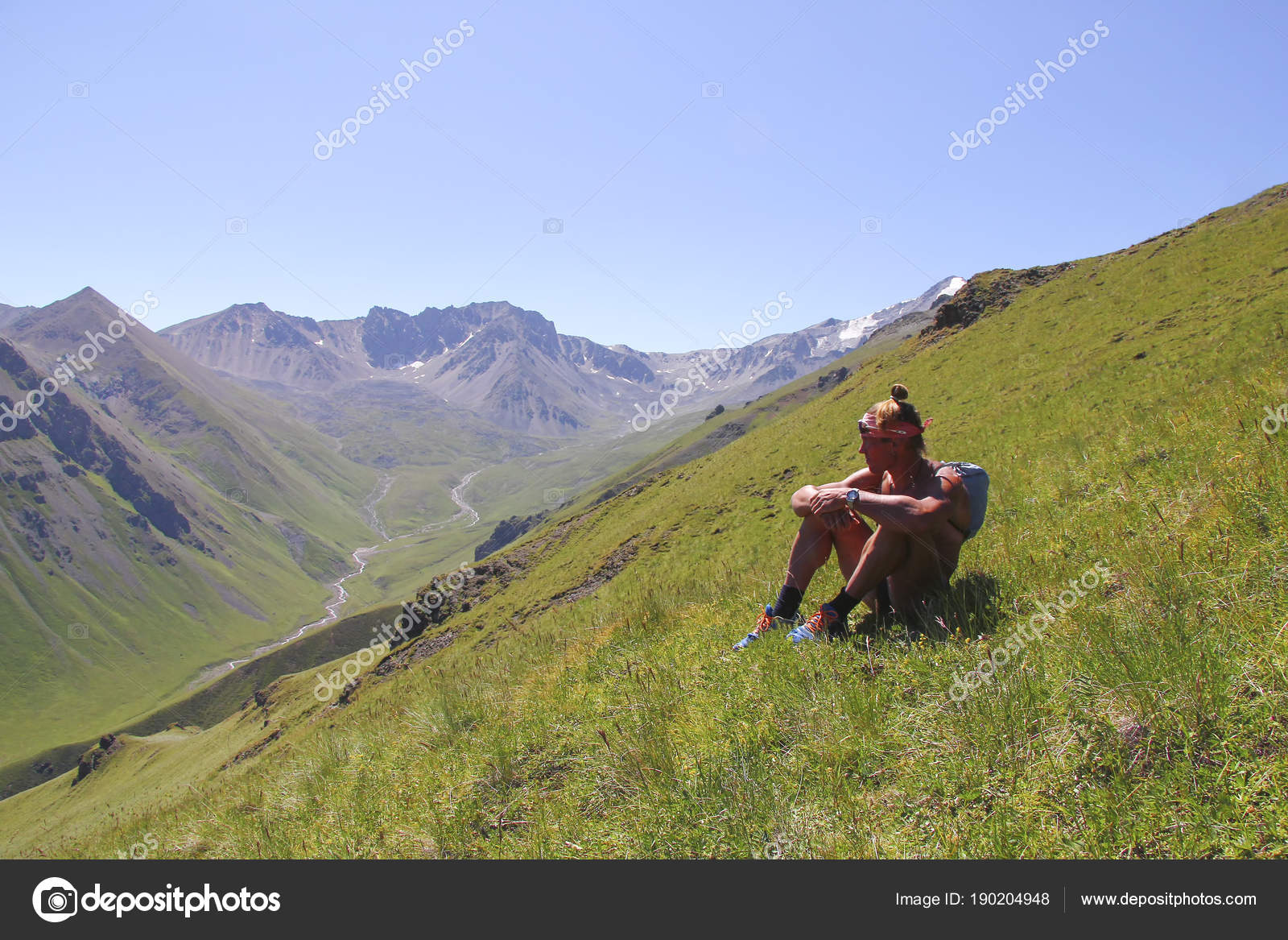 Athlétique homme nu, un touriste, se trouve sur la prairie alpine — Photographie Viktar_Chaika