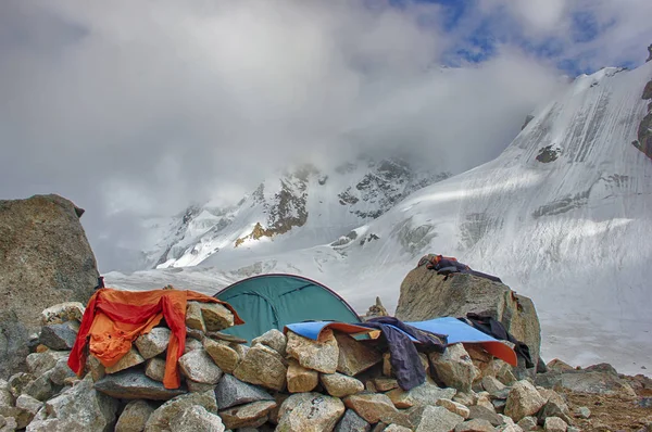 Impresionante paisaje de montaña con una tienda de campaña . — Foto de Stock
