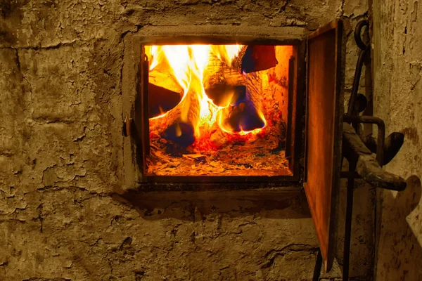Drewno kominkowe i pożaru w miejscowości Piece — Zdjęcie stockowe