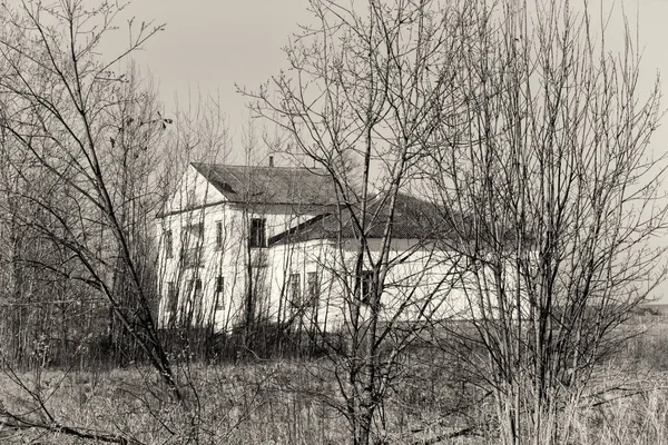 Uma casa destacada de cor branca no campo — Fotografia de Stock