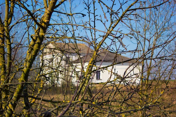 A detached house of white color in the countryside — Stock Photo, Image