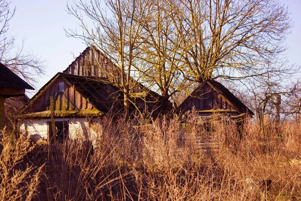 Dorfhäuser mit Satteldächern — Stockfoto