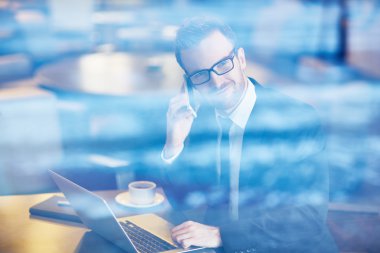 Cep telefonu konuşurken işadamı