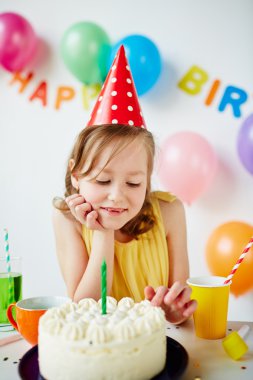 Sevimli kız doğum günü pastası tatma
