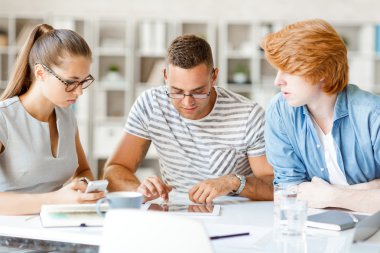 Ofiste ağ yöneticileri grubu 