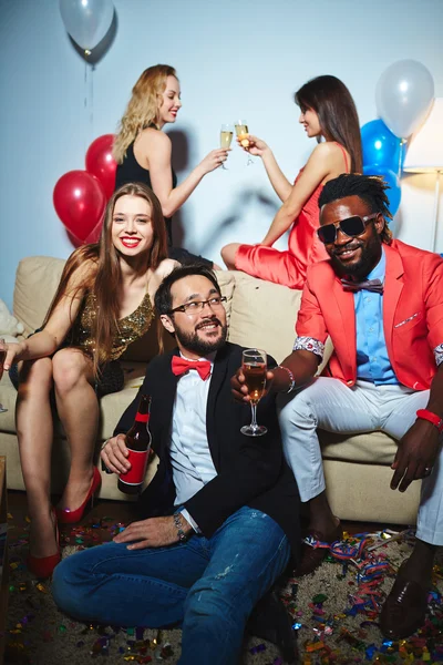 Rapazes e namoradas a beber na festa — Fotografia de Stock
