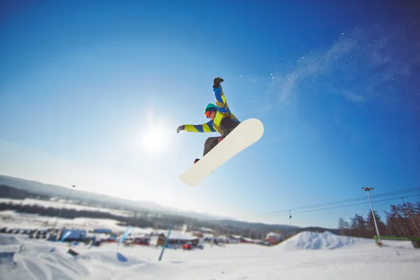 Unga idrottsutövare ridning på skateboard — Stockfoto