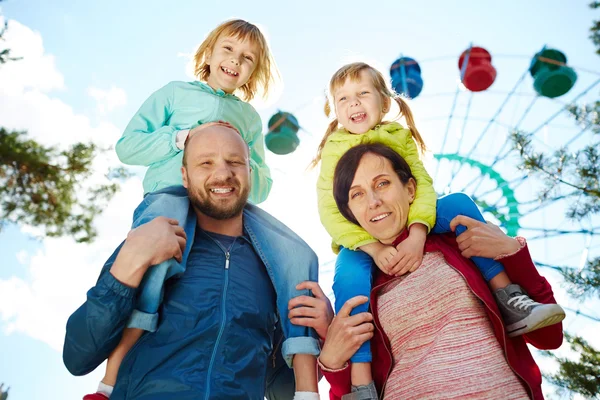 Familia en el parque de atracciones —  Fotos de Stock