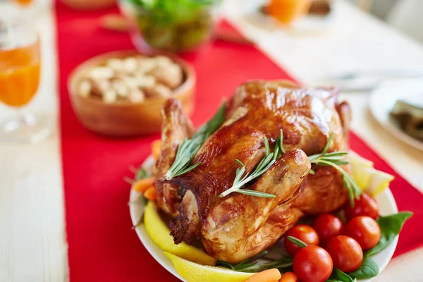 Festival yemek masası üzerinde kavrulmuş Türkiye — Stok fotoğraf