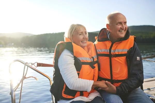 Couple aîné actif en gilets de sauvetage — Photo