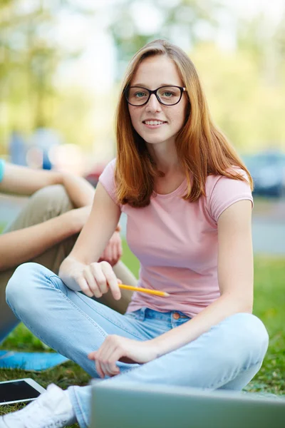 Mooie student camera kijken — Stockfoto