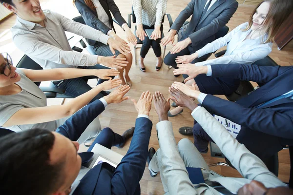 Compañeros de negocios tomados de la mano — Foto de Stock