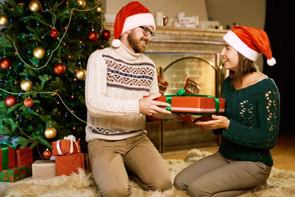 Uomo dando sua moglie regalo di Natale — Foto Stock