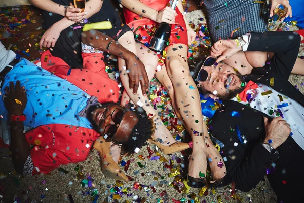 Elegantes jóvenes amigos relajándose en la fiesta — Foto de Stock