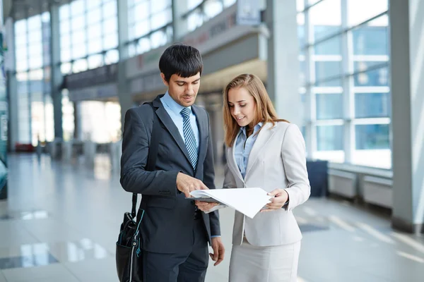 Joven empleado mostrando sus datos de colega — Foto de Stock