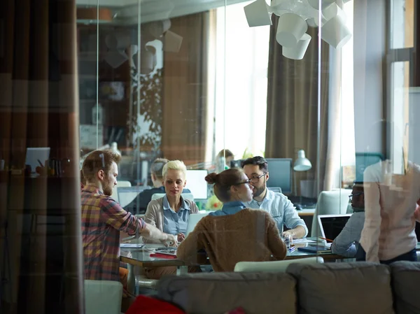 Colleagues discussing new motivation in business — Stock Photo, Image