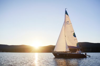 Su gündoğumu, lüks yat