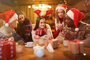 Arkadaşının Noel partisi çay