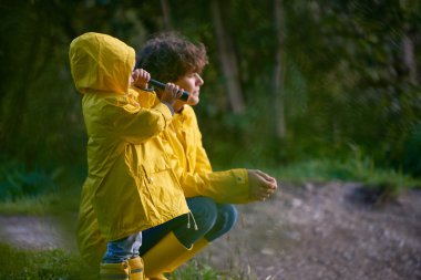 Küçük çocuk Spyglass arıyor 