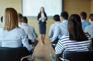İş seminerde oturan insanlar 