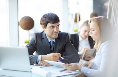 İş planlama sırasında beyin fırtınası arkadaşları 