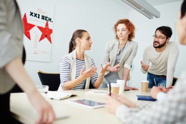 Grup yöneticilerinin toplantıda danışmanlık