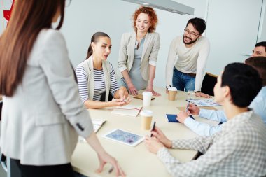 Grup iş adamları iş planlama