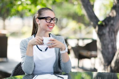 genç kadın kahve içme  