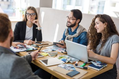Grup toplantısında fikirleri tartışmak tasarımcıları