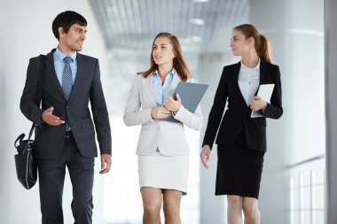 Çalışanların iş merkezini yürüyüş