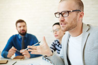 Onun çözümü brifing düşündüren Yöneticisi 