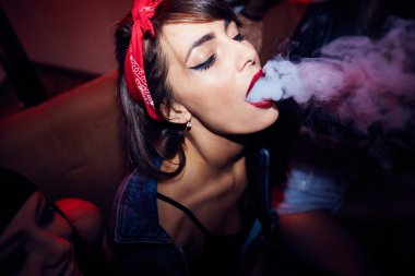 Şehvetli genç kız Vaping
