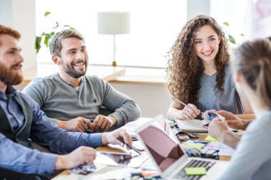 Mutlu tasarımcıları istatistik veri tartışıyor